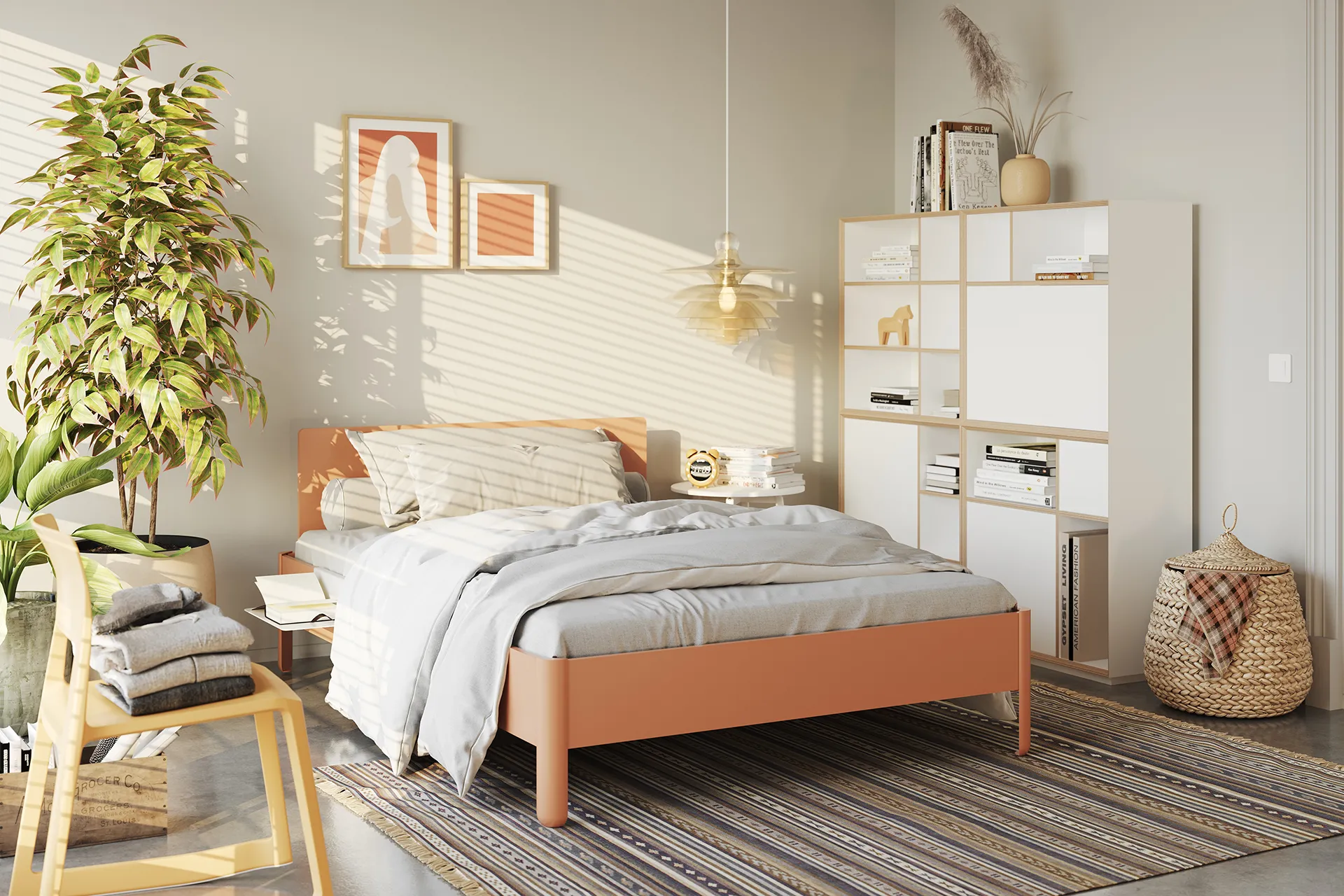 NAIT Bett 140x200 in mildorange in einem hellen sonnigen Schlafzimmer mit Sideboard und Bastkorb