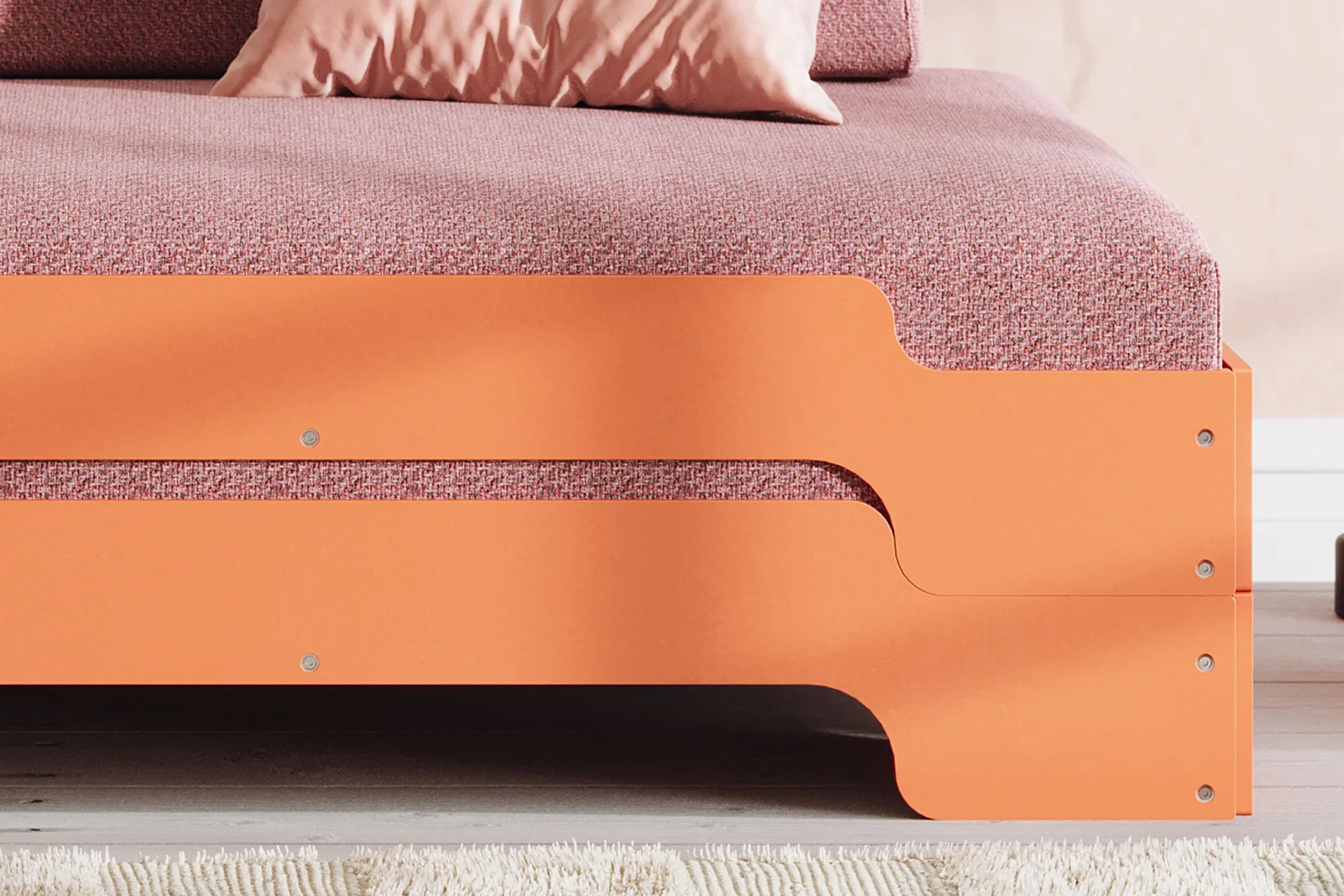 Das Stapelbett in apricotbraun als farbenfroher Hingucker im Jugendzimmer für Mädchen