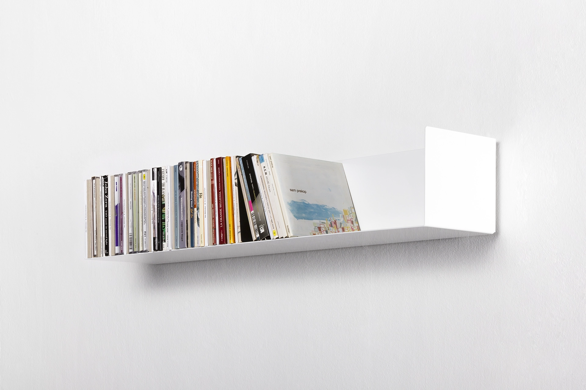 CD Regal mit CDs
